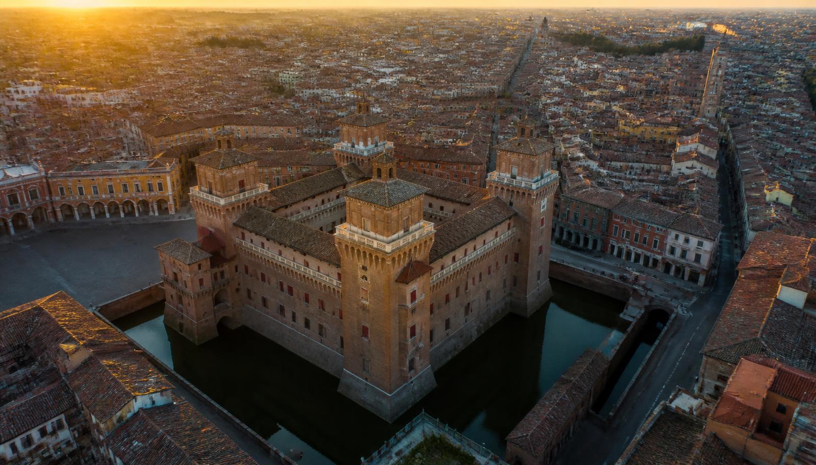 Ripresa aerea cinematografica con drone sopra Ferrara al tramonto